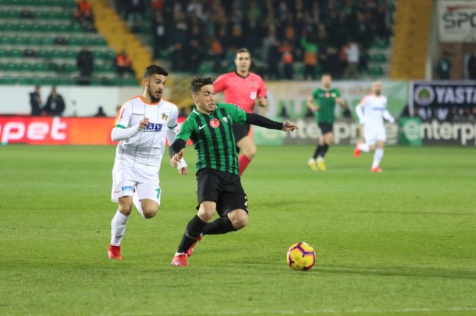 İlk Yarı Sessiz Bitti