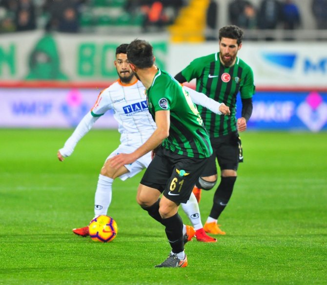İlk Yarı Sessiz Bitti