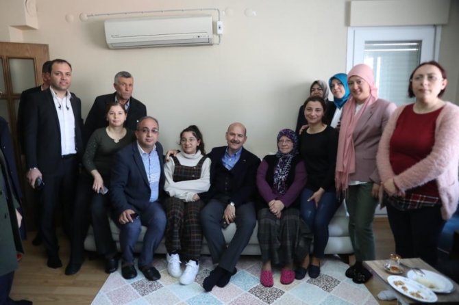 O Pankartı Görünce Ziyarete Gitti