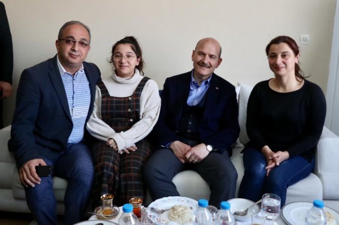 O Pankartı Görünce Ziyarete Gitti