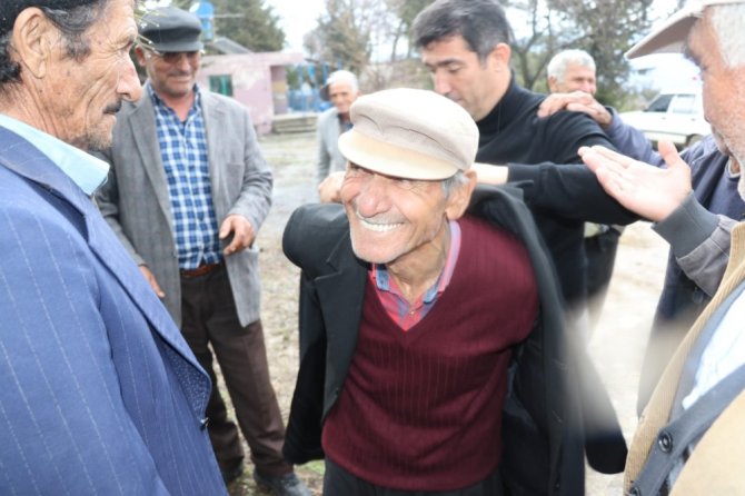 Başkan Adayı Üşüyen Yaşlı Adama Paltosunu Hediye Etti