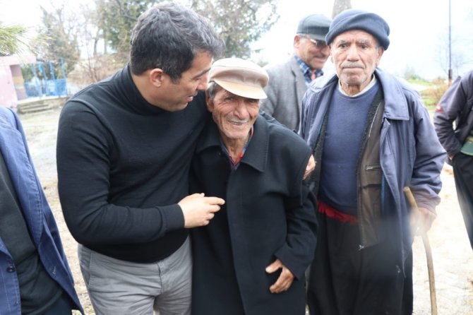 Başkan Adayı Üşüyen Yaşlı Adama Paltosunu Hediye Etti