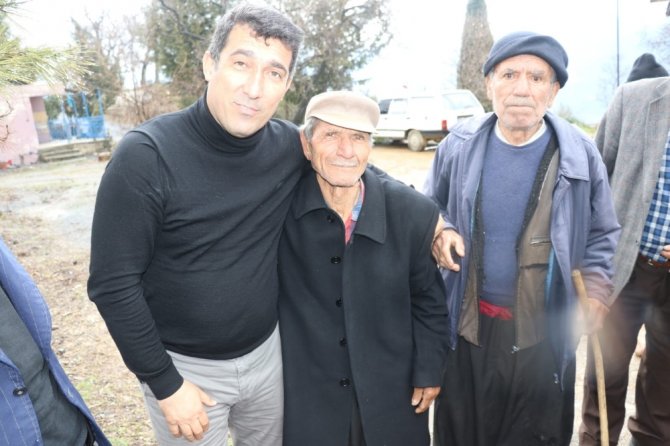 Başkan Adayı Üşüyen Yaşlı Adama Paltosunu Hediye Etti