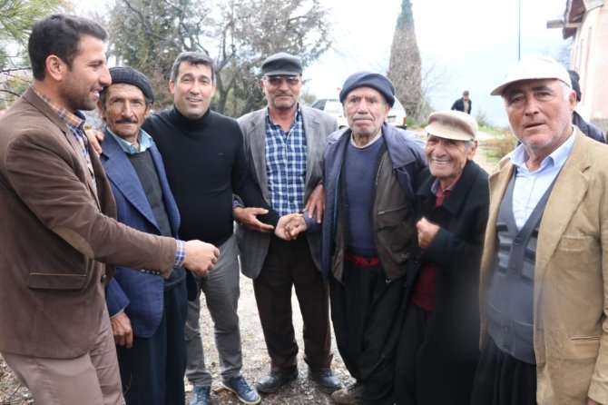 Başkan Adayı Üşüyen Yaşlı Adama Paltosunu Hediye Etti