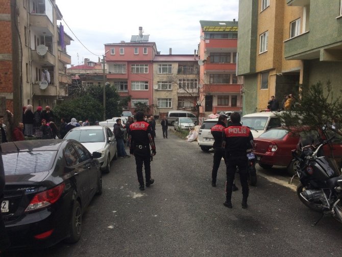 Boşanmak Üzere Olduğu Eşini Ve Kayınvalidesini Takip Etti, Evin Girişinde Silahla Yaraladı