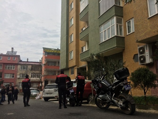 Boşanmak Üzere Olduğu Eşini Ve Kayınvalidesini Takip Etti, Evin Girişinde Silahla Yaraladı