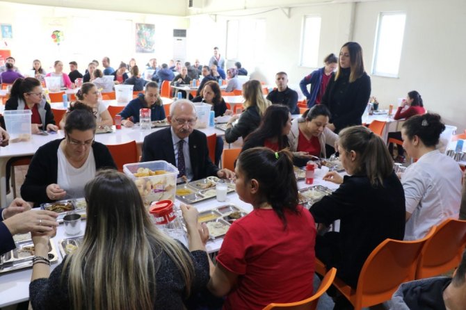 Kılçdaroğlu Tabldottan Yemek Yedi, Karanfil Hediye Etti