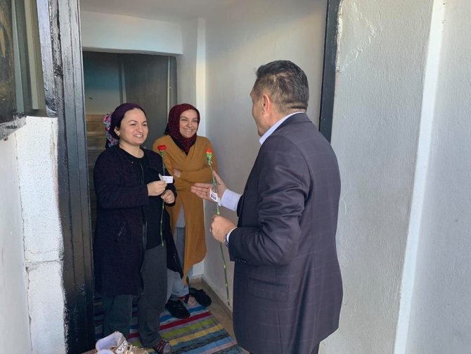 Ak Parti Piraziz Belediye Başkan Adayı Uğur Melikoğlu Kapı Kapı Gezerek Kadınlara Karanfil Dağıttı