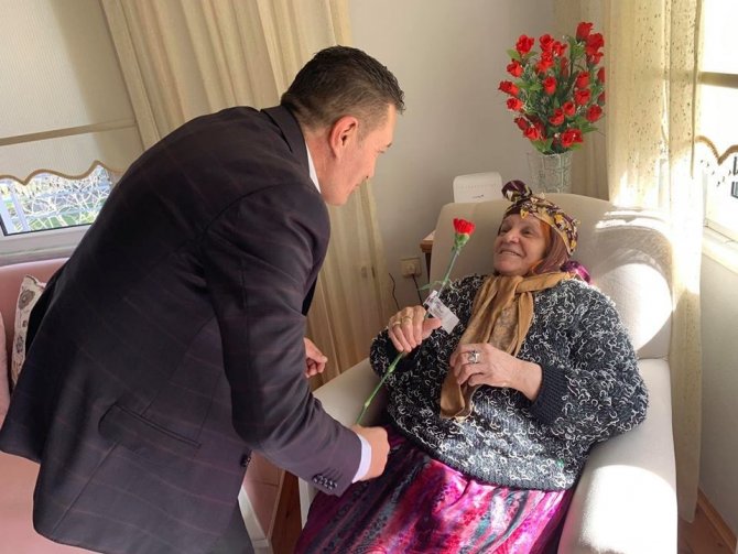Ak Parti Piraziz Belediye Başkan Adayı Uğur Melikoğlu Kapı Kapı Gezerek Kadınlara Karanfil Dağıttı