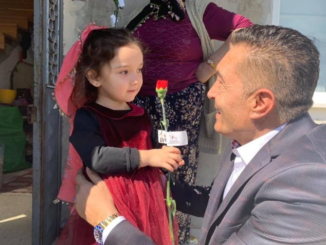Ak Parti Piraziz Belediye Başkan Adayı Uğur Melikoğlu Kapı Kapı Gezerek Kadınlara Karanfil Dağıttı