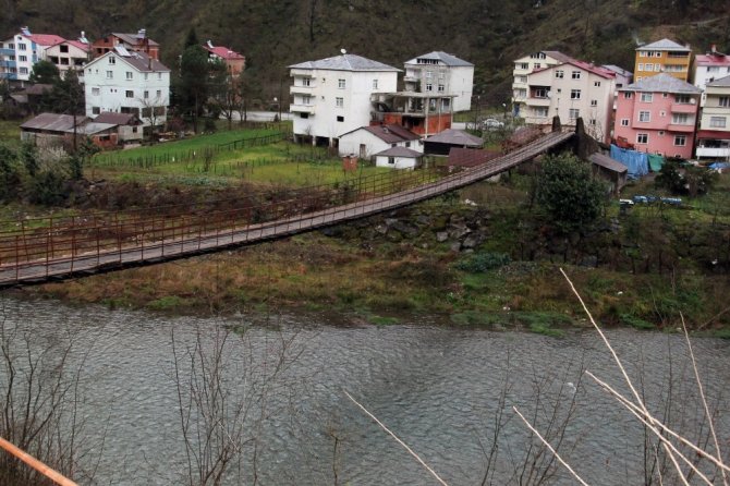 Harşit Çayının İkiye Ayırdığı Köyleri Asma Köprüler Birleştiriyor