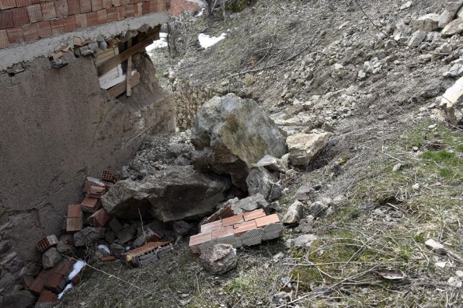Gümüşhane’de Dağdan Kopan Kayalar Evin Üzerine Yuvarlandı