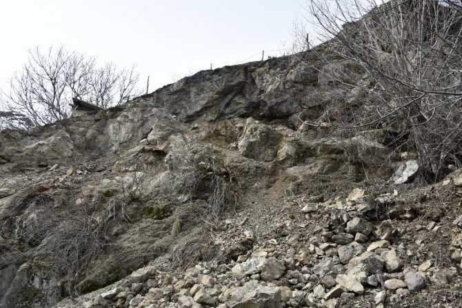 Gümüşhane’de Dağdan Kopan Kayalar Evin Üzerine Yuvarlandı