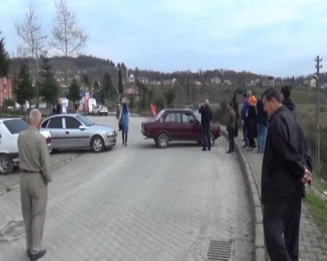 Chp’liler Ak Parti Konvoyunun Geçeceği Yolu Araçla Kapattı