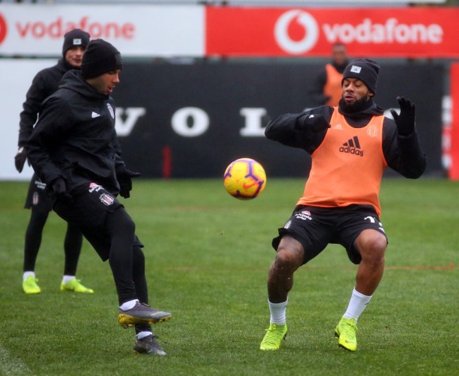 Beşiktaş, Sağanak Yağmur Altında Çalıştı