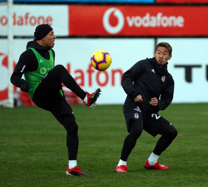 Beşiktaş, Sağanak Yağmur Altında Çalıştı