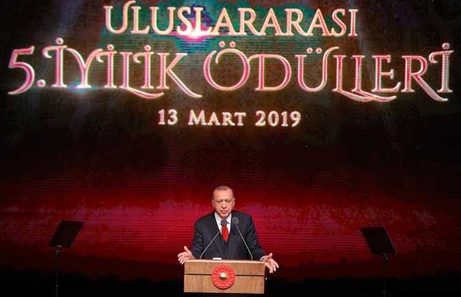 "Onunla Aynı Masada Oturmam"