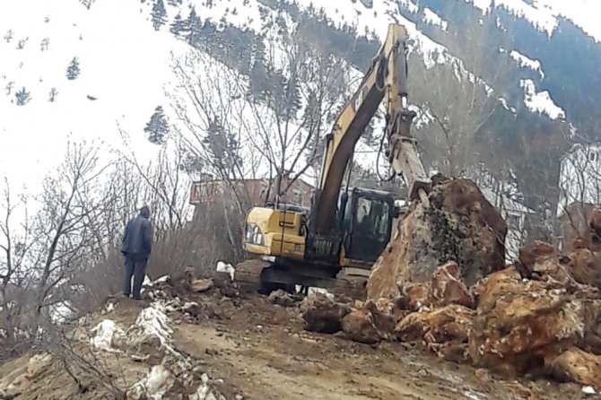 Gümüşhane’de Köy Yoluna Devasa Kaya Düştü