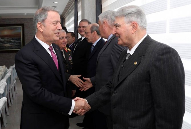 Bakan Akar Emekli Ve Muvazzaf Subaylarla Bir Araya Geldi