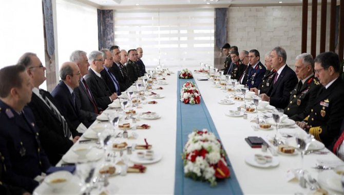 Bakan Akar Emekli Ve Muvazzaf Subaylarla Bir Araya Geldi