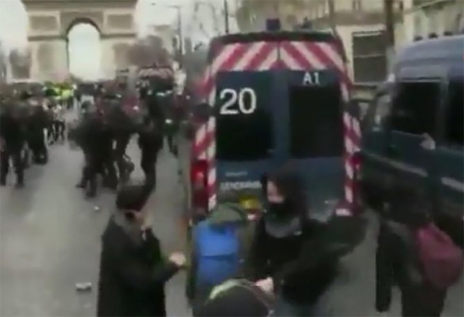 Sarı Yelekliler Paris Sokaklarını Savaş Alanına Çevirdi