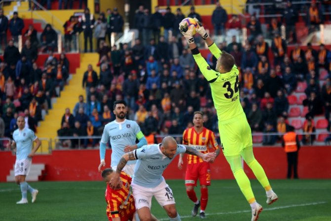 Lider İlk Yarıda Geride