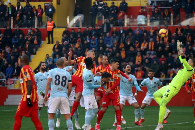 Lider İlk Yarıda Geride
