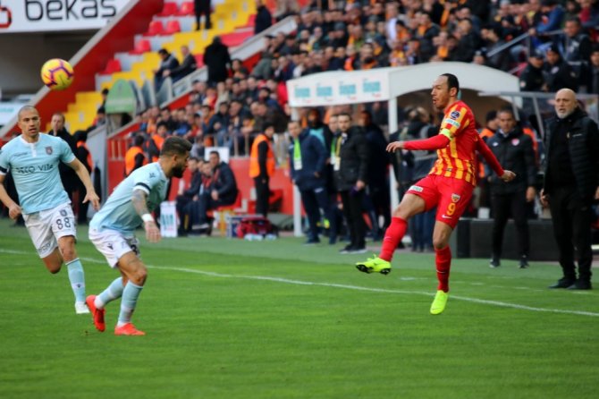 Lider İlk Yarıda Geride