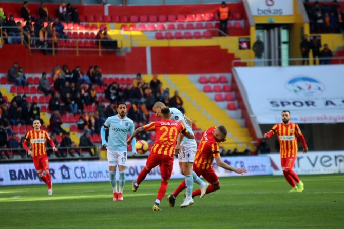 Lider İlk Yarıda Geride