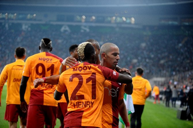 Aslan Kükremeye Devam Ediyor