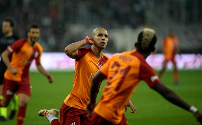 Aslan Kükremeye Devam Ediyor