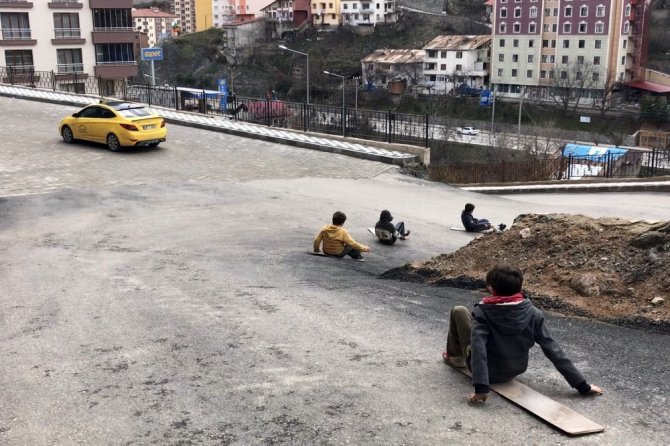 Yamaçtaki Islak Asfalttan Laminant Parçaları İle Böyle Kaydılar