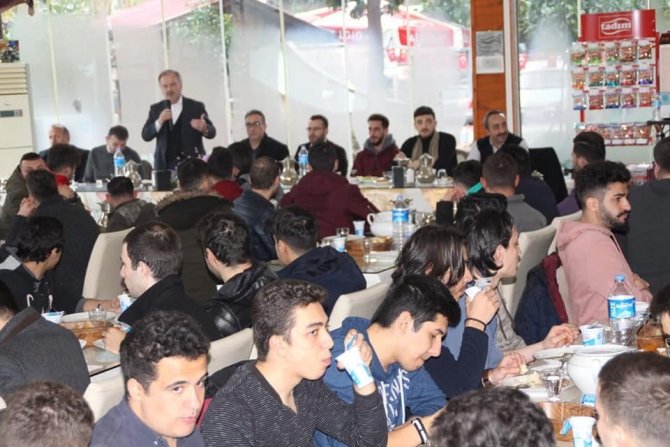 Sürmene Belediye Başkanı Üstün Gençlerle Bir Araya Geldi, Projelerini Anlattı