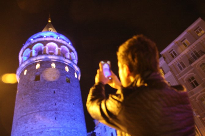 İstanbul’un Simgeleri Maviye Büründü