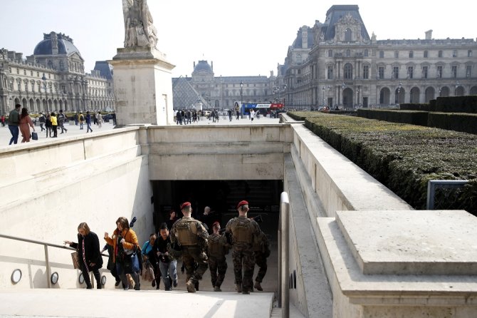 Fransız Ordusu 70 Yıl Sonra İlk Kez Kendi Halkına Karşı