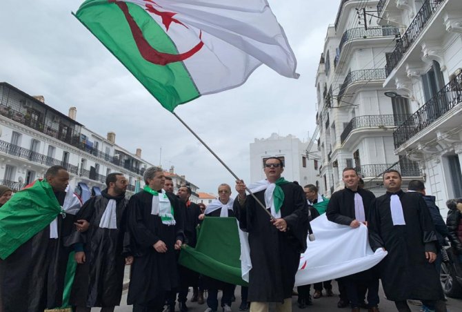Cezayir’de Hukukçular Sokağa Döküldü