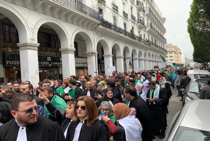 Cezayir’de Hukukçular Sokağa Döküldü