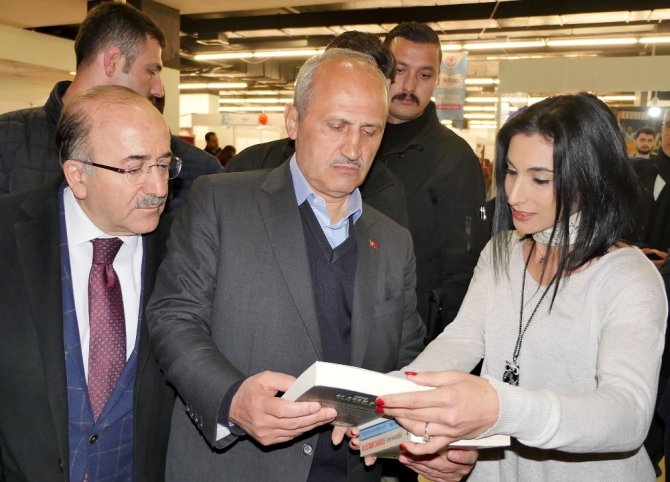 Bakan Turhan, Kitap Fuarı’nı Gezdi