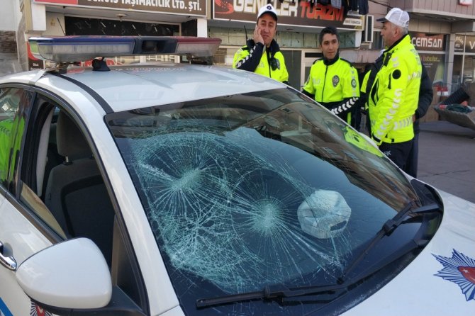 Polis Aracının Camını Kırdılar,bastonla Polise Saldırdılar
