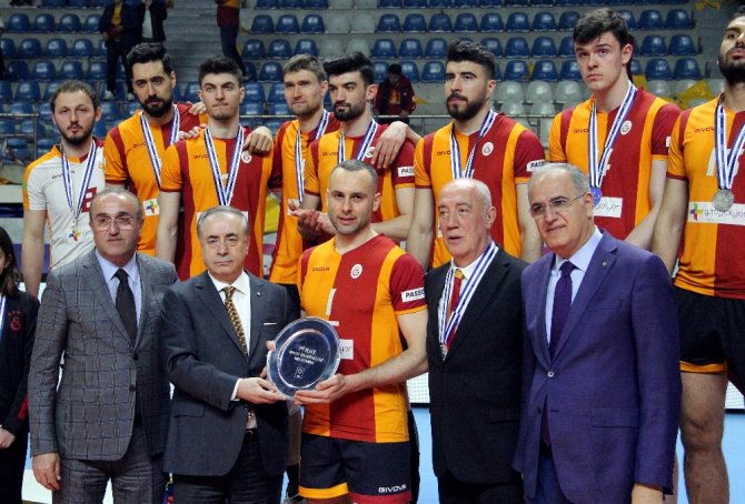 Galatasaray Erkek Voleybol Takımı’na Madalyalarını Mustafa Cengiz Verdi