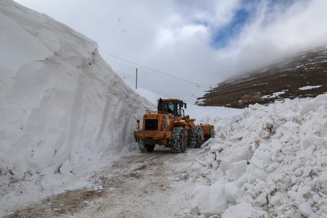 Gümüşhane’de Seçim İçin 6 Metrelik Kar Kütleleri Aşılıyor