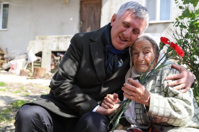 Oflu 105 Yaşındaki Ayşe Nine’nin Erdoğan Sevgisi