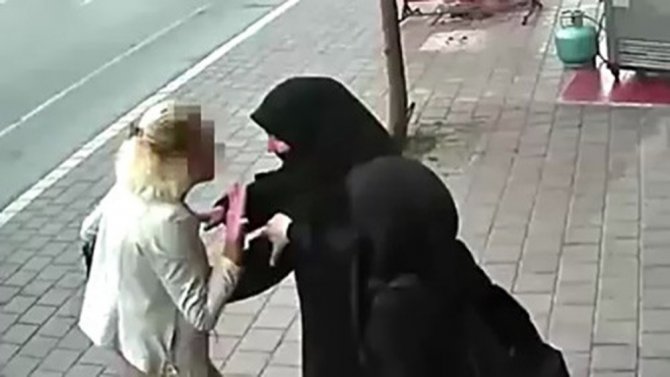 Adana’da Tesettürlü Kadınlara Çirkin Saldırı