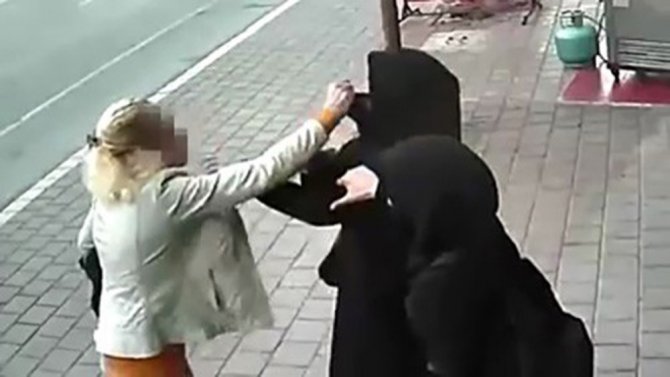 Adana’da Tesettürlü Kadınlara Çirkin Saldırı