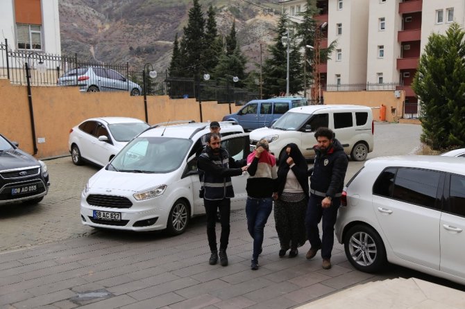 Artvin’de Hırsızlık Yaptığı İddiasıyla Yakalanan 2’si Kadın 3 Kişi Adliyeye Sevk Edildi