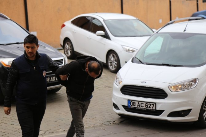 Artvin’de Hırsızlık Yaptığı İddiasıyla Yakalanan 2’si Kadın 3 Kişi Adliyeye Sevk Edildi