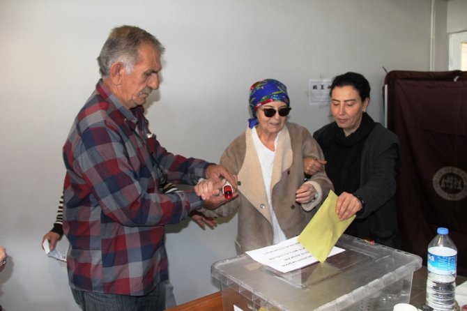 Fatma Girik Hasta Yatağından Kalkıp Sandık Başına Gitti