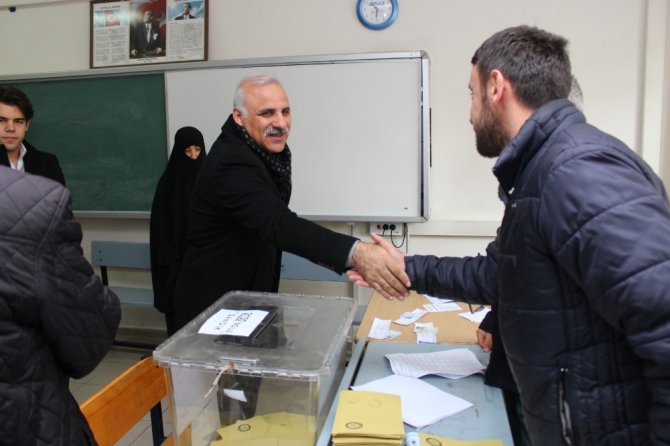 Cumhur İttifakı Ak Parti Trabzon Büyükşehir Belediye Başkan Adayı Zorluoğlu Oyunu Kullandı