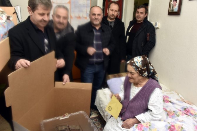 Gümüşhane’de 30 Kişi Seyyar Sandıkla Oy Kullandı