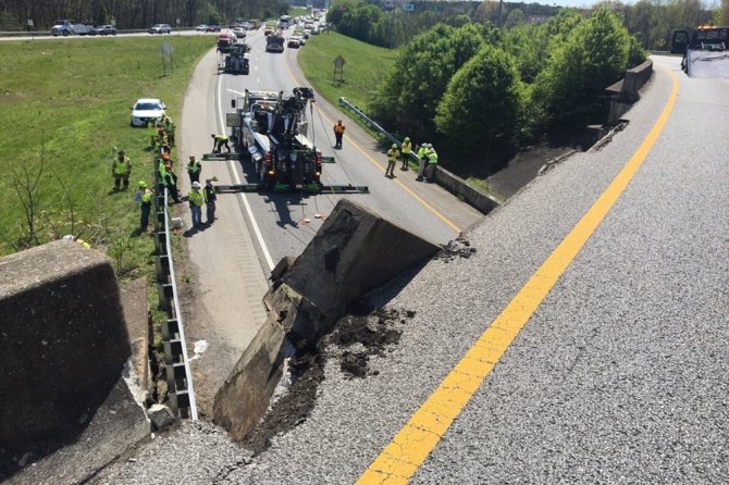 Abd’de Otoyoldaki Beton Köprüde Çökme: 1 Yaralı